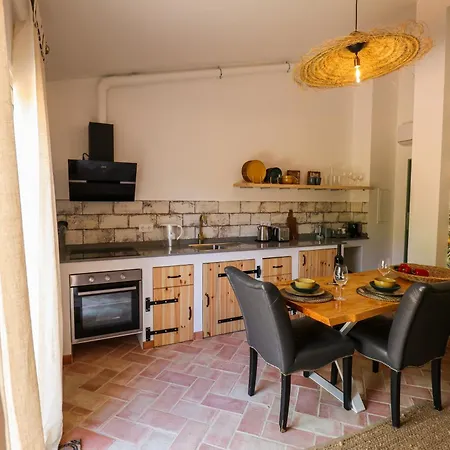 Farm Olive, Casa Bougainvillea Apartman *